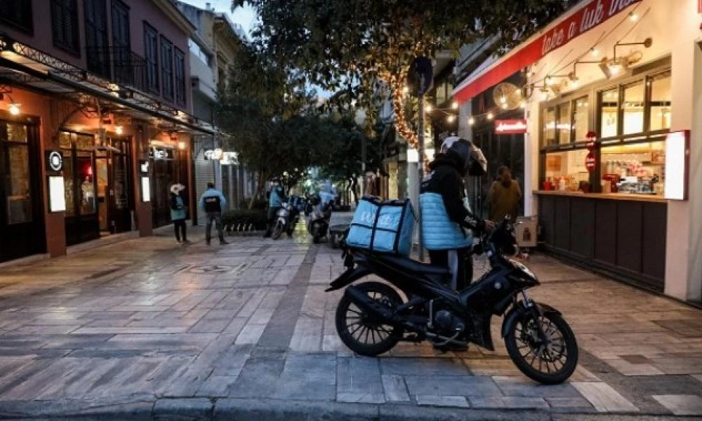 Ντελιβεράς στον καύσωνα: "Νιώθεις ότι θα σου φύγει το δέρμα"